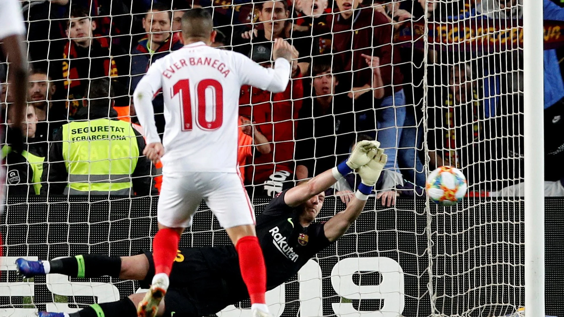 Jasper Cillessen para un penalti a Ever Banega, en la eliminatoria frente al Sevilla