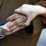 Los abuelos no deben pagar los gastos extra de su nieta si los padres son insolventes