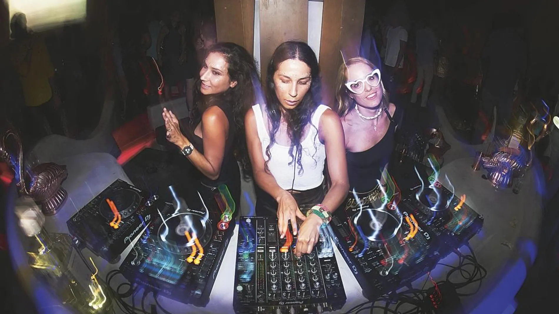 El equipo de «Black Heart» en la cabina de la discoteca Momento. A la izquierda, Cristina Sainz, CEO, en medio la DJ Katy Sainz, fundadora y Ana Ureña, directora de contenidos.