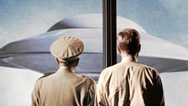 Imagen de la película «La Tierra contra los platillos volantes», una cinta de ciencia ficción del año 1956