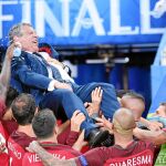 Los jugadores portugueses mantean a Fernando Santos para festejar el triunfo