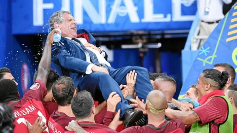 Los jugadores portugueses mantean a Fernando Santos para festejar el triunfo