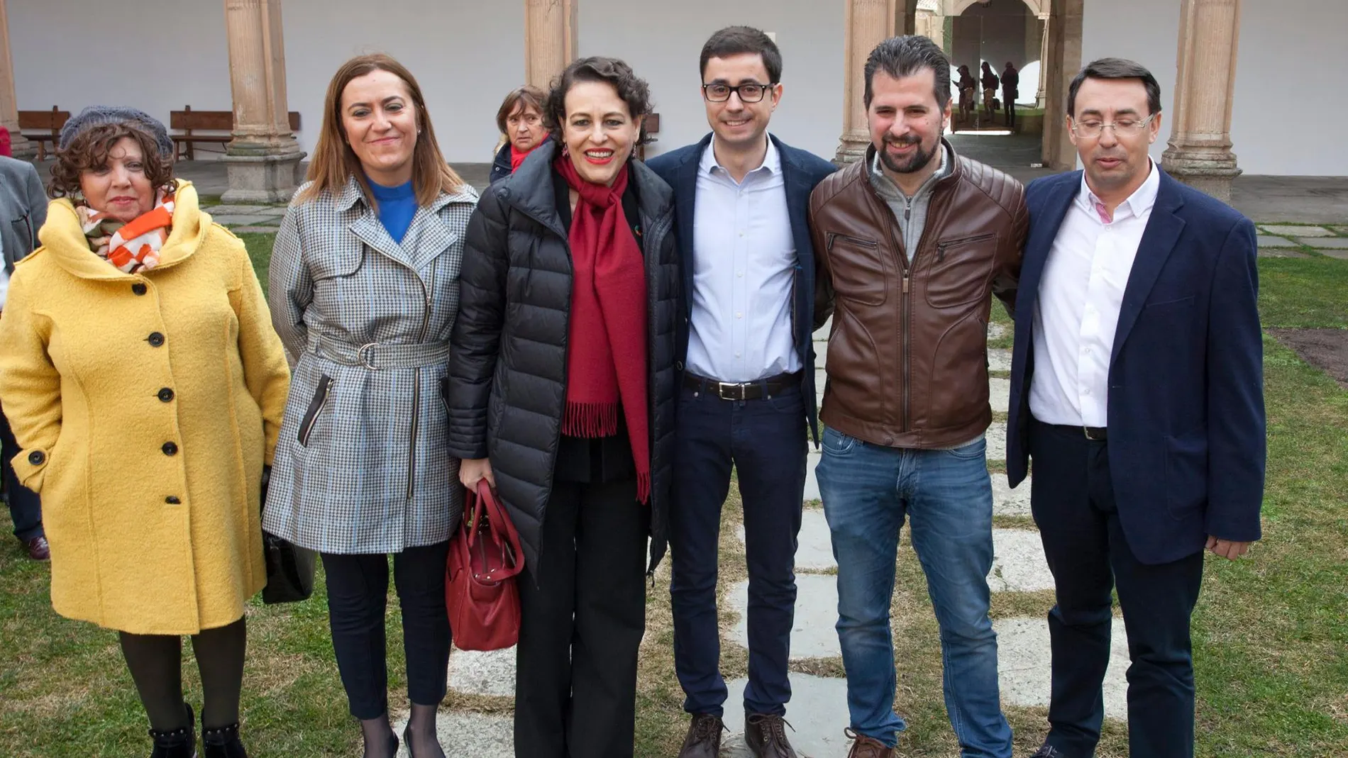 Luis Tudanca junto a la ministra Magdalena Valerio, la delegada del Gobierno, Virginia Barcones y el candidato, José Luis Mateos, entre otros miembros del Partido Socialista