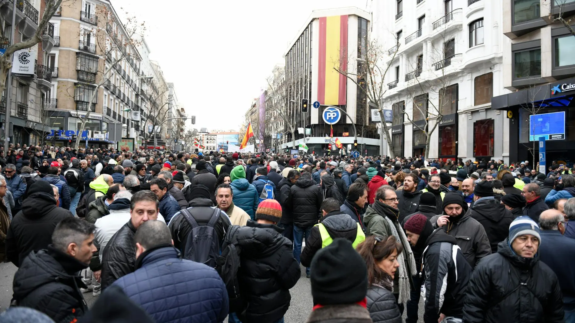 Los taxistas de Madrid se han concentrado por segundo día en la calle Génova, frente a la sede del PP, en su noveno día de paros