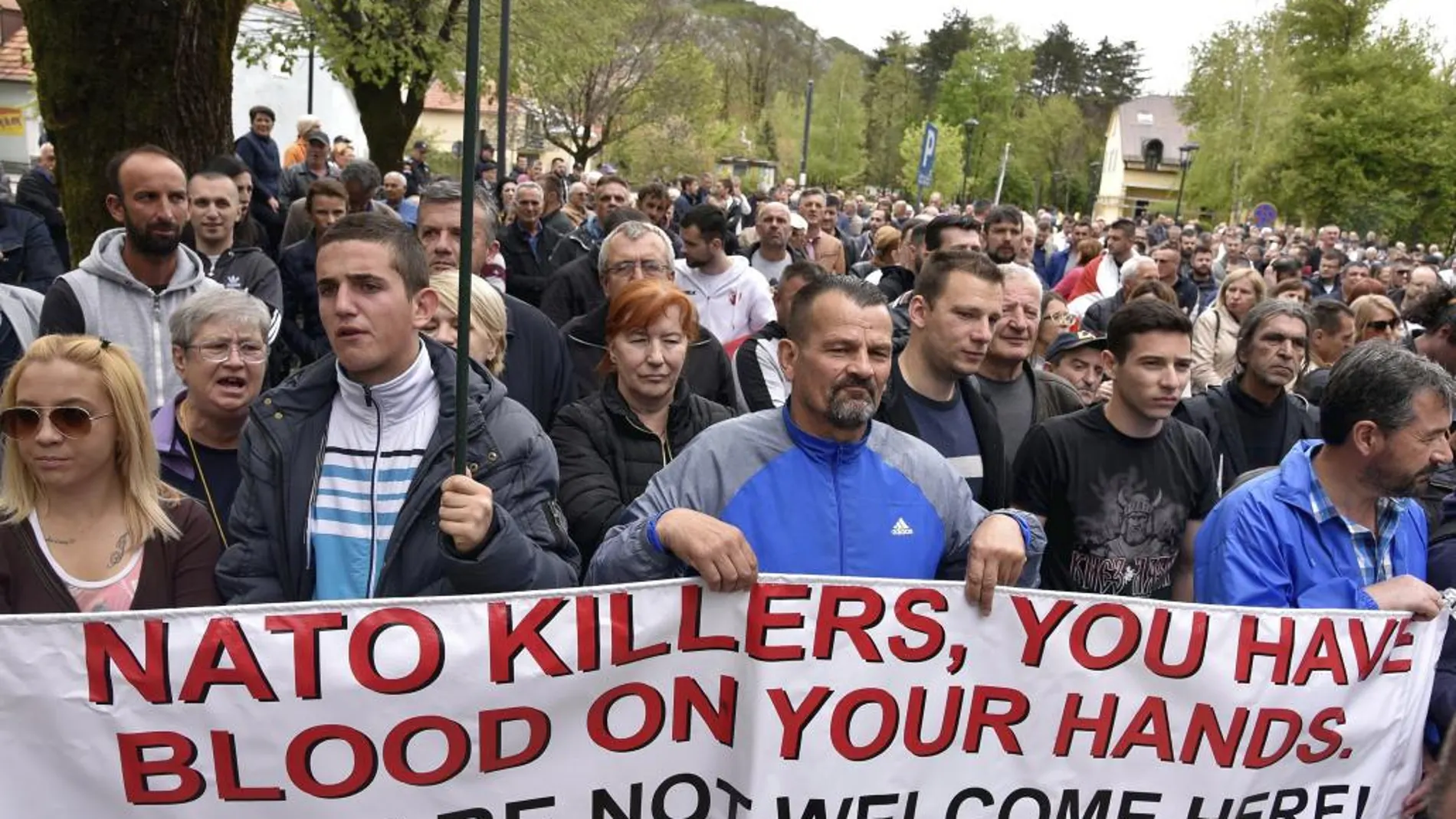 Manifestantes en Montenegro acusan a la OTAN de tener sangre en las manos.