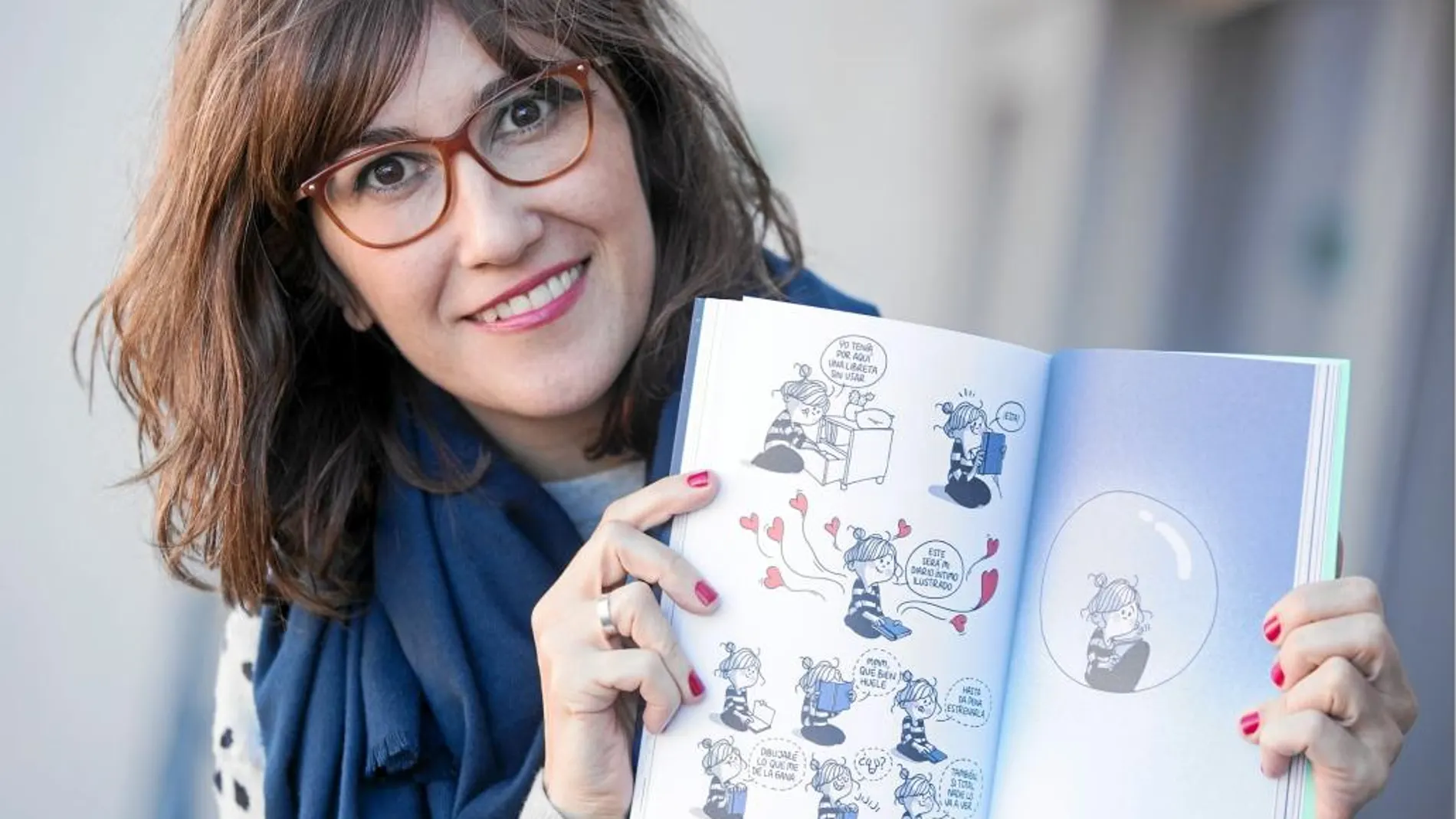 Agustina Guerrero posa con un ejemplar de «Érase una vez la Volátil», su nuevo trabajo