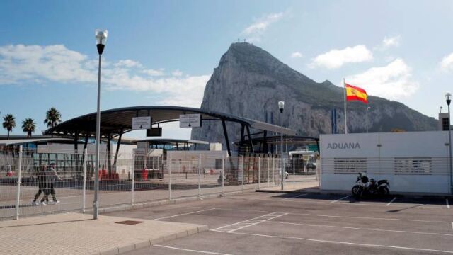 Una bandera española ondea junto a Gibraltar / Reuters