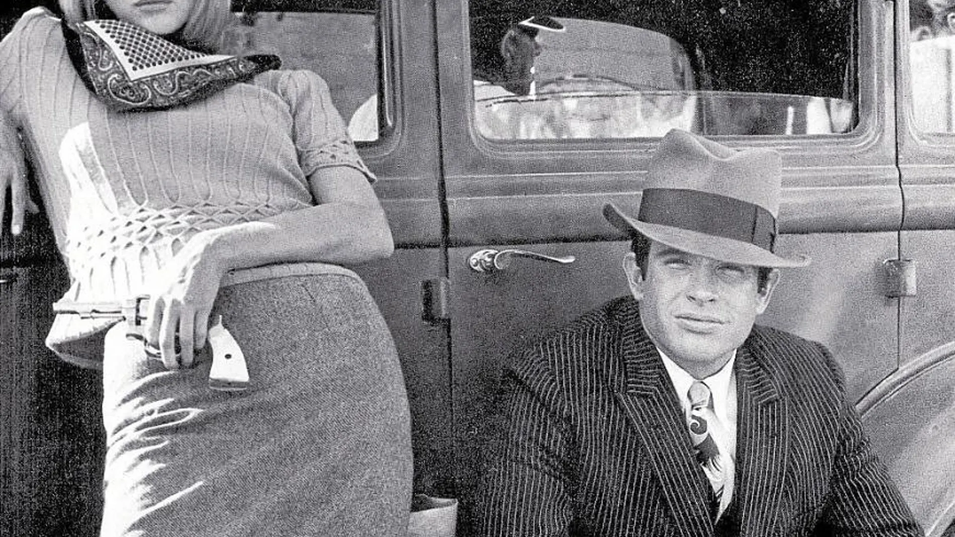 Faye Dunaway y Warren Beatty, dos guapos metidos a forajidos en este «western» moderno ideado por Arthur Penn