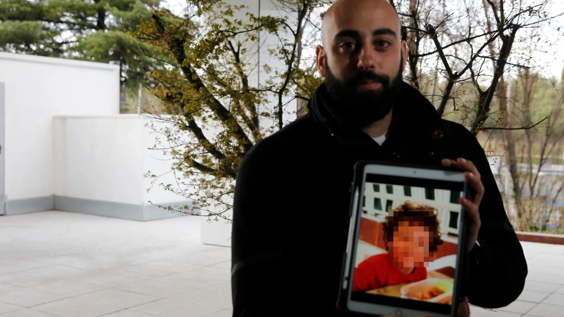 Rafael, con una fotografía de su hijo