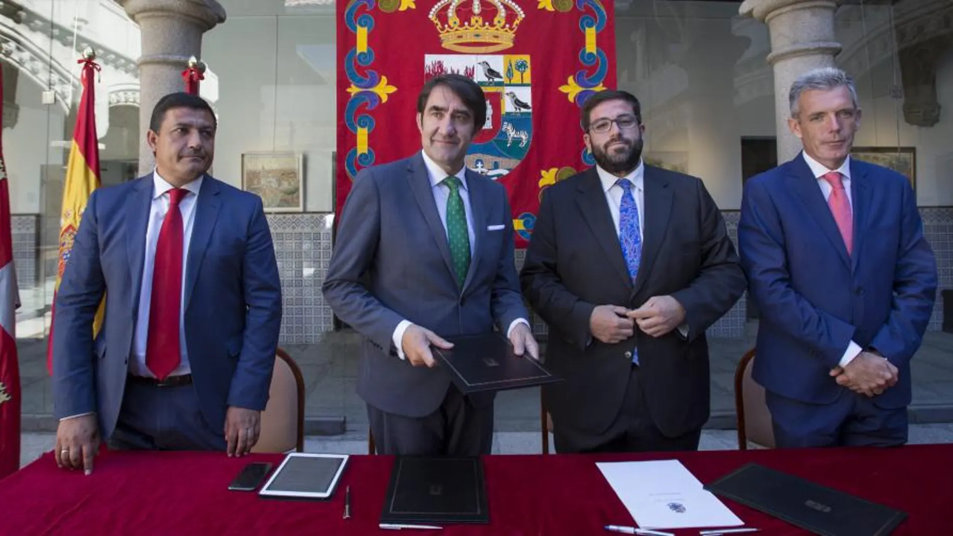 Carlos García, Juan Carlos Suárez-Quiñones, Jesús Manuel Sánchez-Cabrera y José Francisco Hernández Herrero suscriben el convenio de colaboración