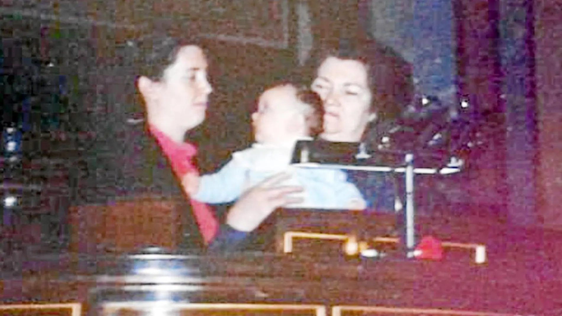 María Luisa, con su hijo Ángel y su madre en una visita privada, fuera de sesión, al hemiciclo