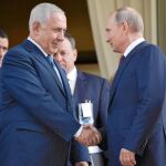 El «premier» israelí, Benjamin Nentanyahu, y el líder ruso, Vladimir Putin, durante su encuentro ayer en Sochi