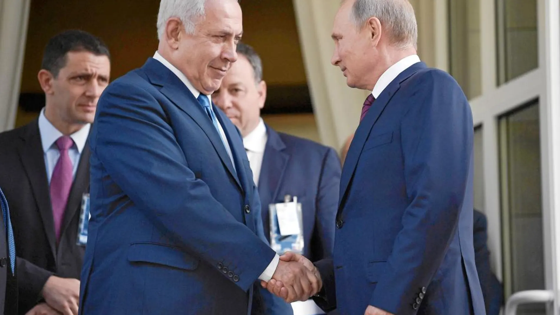 El «premier» israelí, Benjamin Nentanyahu, y el líder ruso, Vladimir Putin, durante su encuentro ayer en Sochi