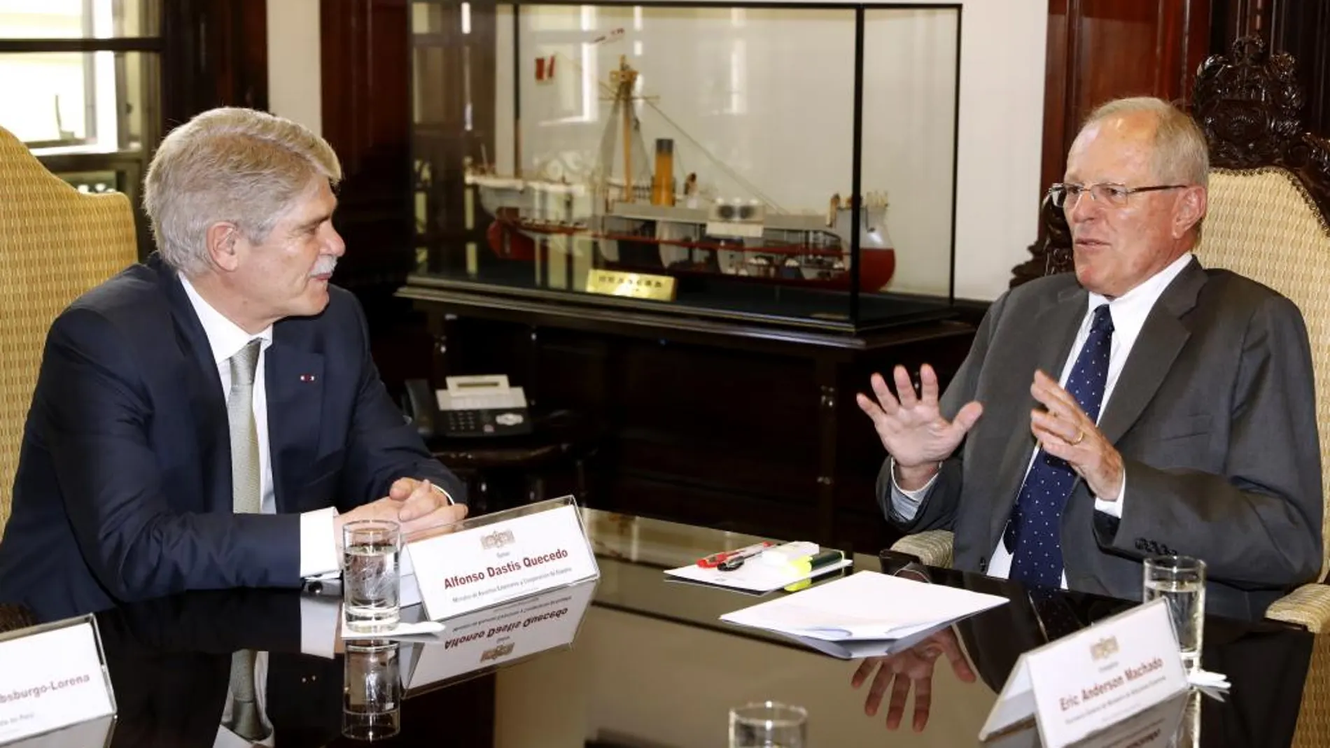 Alfonso Dastis en su primera parte del viaje, reunidocon el presidente de Perú, Pedro Pablo Kuczynski