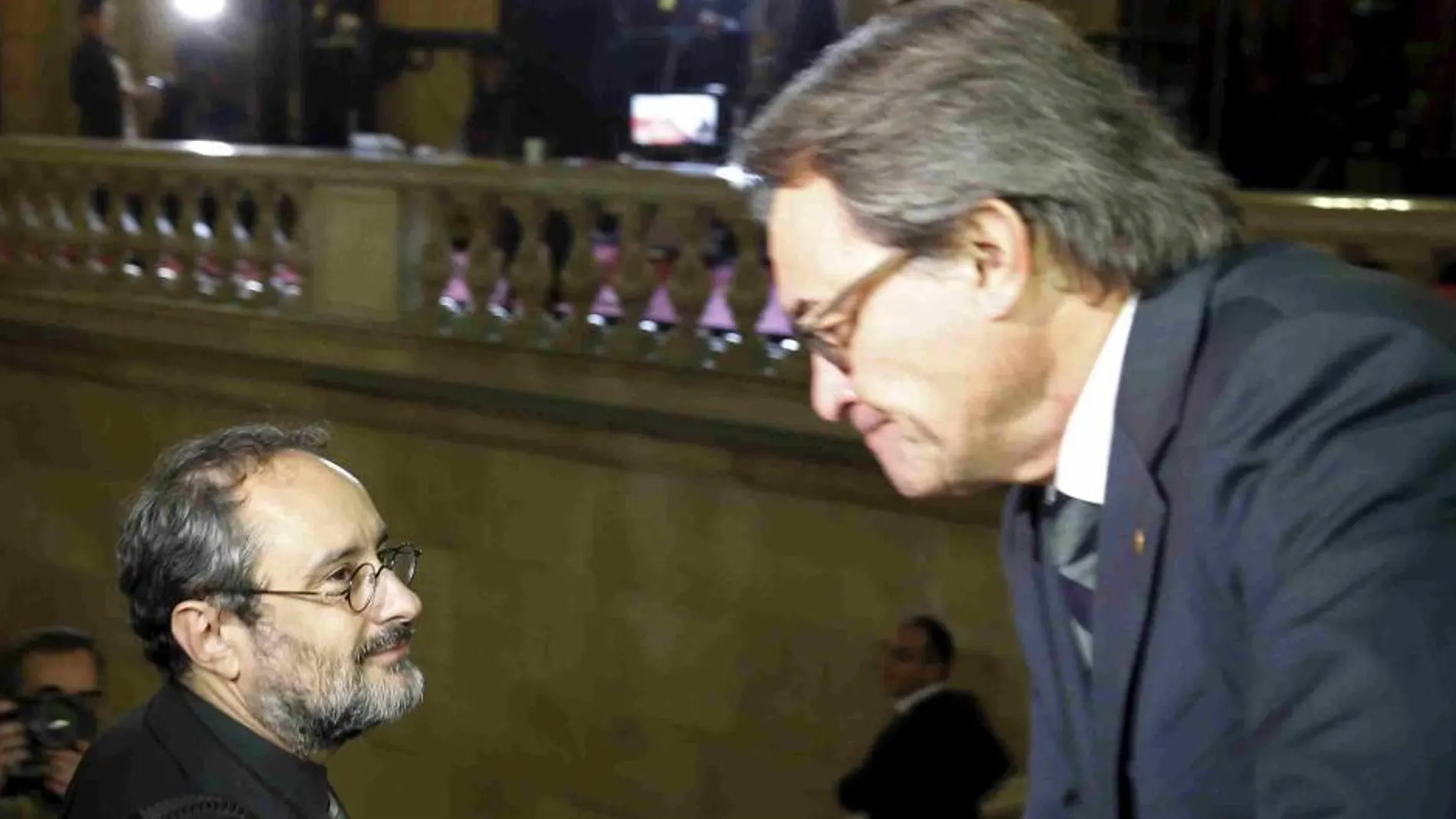 Artur Mas y Antonio Baños hablan el pasado 10 de noviembre en el Parlamento de Cataluña.