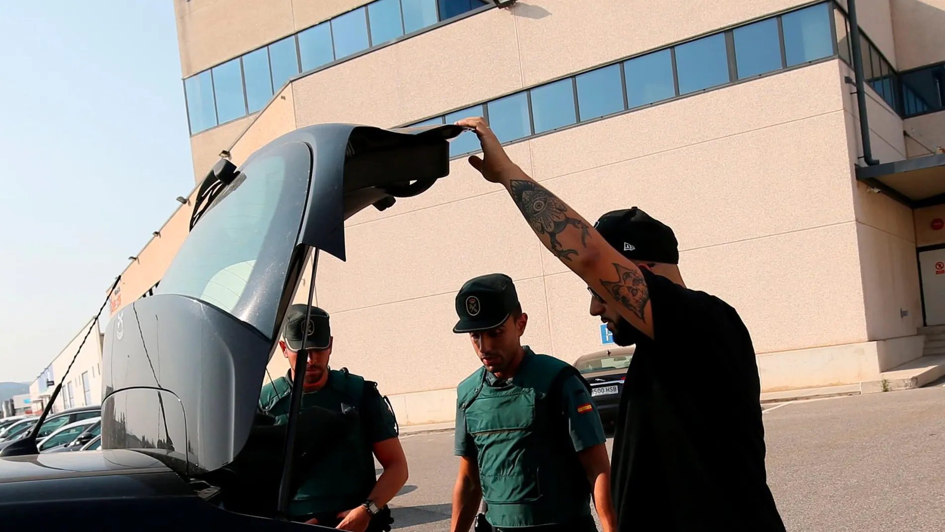 La Guardia Civil durante el registro de la imprenta Indugraf Offset