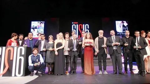 Foto de familia de todos los galardonados en una nueva edición de la Semana Internacional de Cine de Valladolid (Seminci)