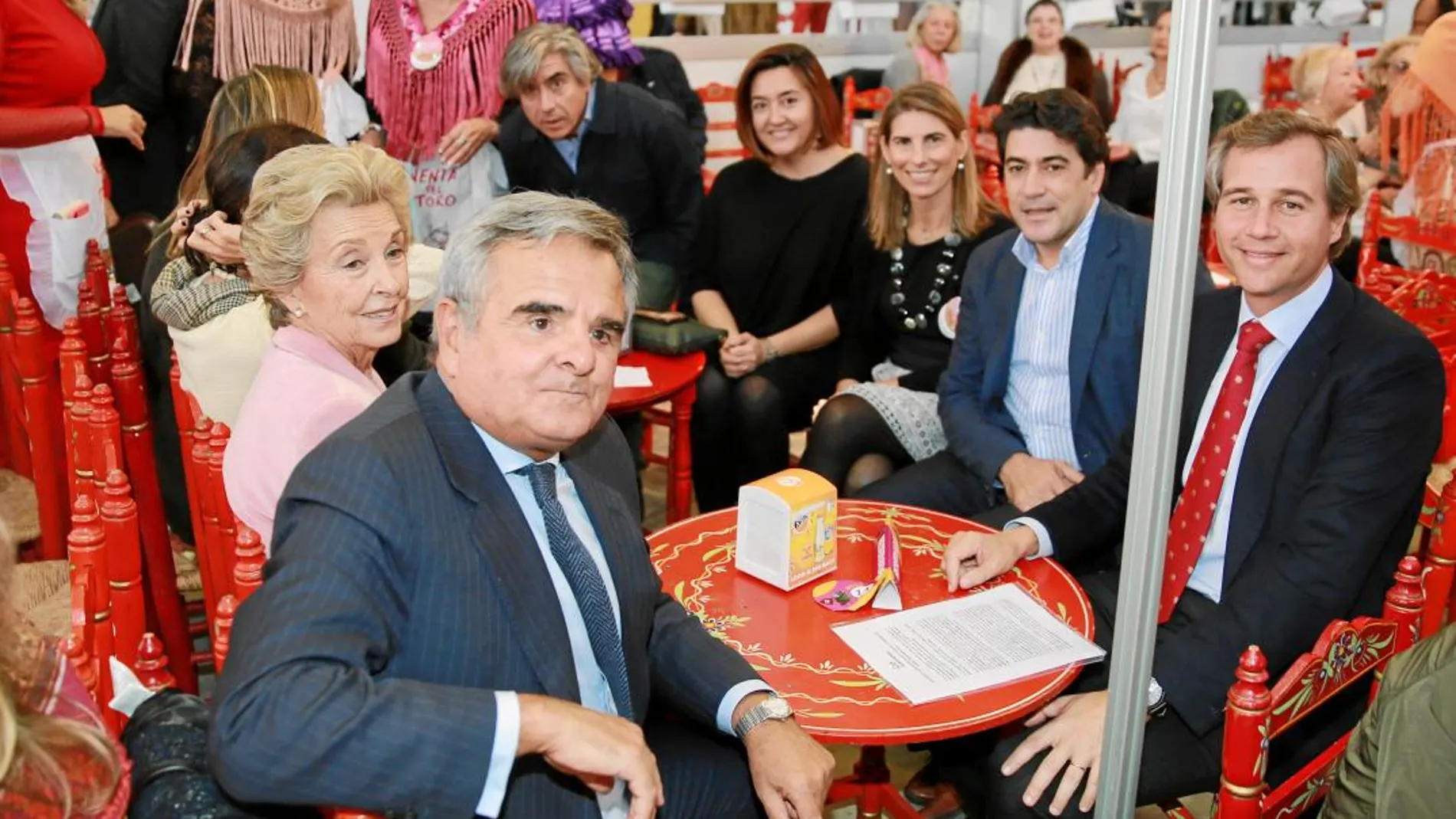 Alrededor de la mesa y de izda. a dcha., los alcaldes Narciso de Foxá, David Pérez García y Antonio González