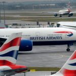 Aviones de British Airways son fotografiados en el aeropuerto de Heathrow, Londres