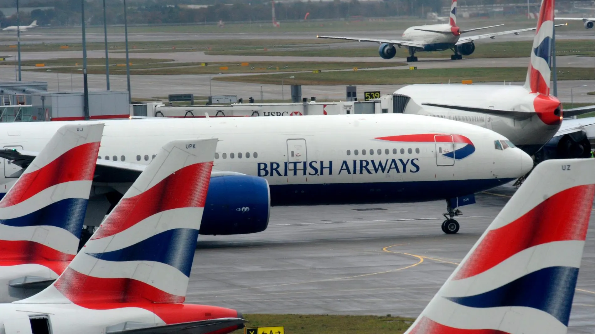Aviones de British Airways son fotografiados en el aeropuerto de Heathrow, Londres