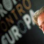 Europa contra Europa. El ex estratega de Donald Trump, Steve Bannon, durante su interlocución en el congreso anual del partido postfascista Hermanos de Italia, ayer en Roma / Reuters