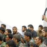 Un miembro del Estado Islámico, en una foto de 2014, amenaza a un grupo de soldados sirios hechos prisioneros tras la batalla de Raqqa / Ap