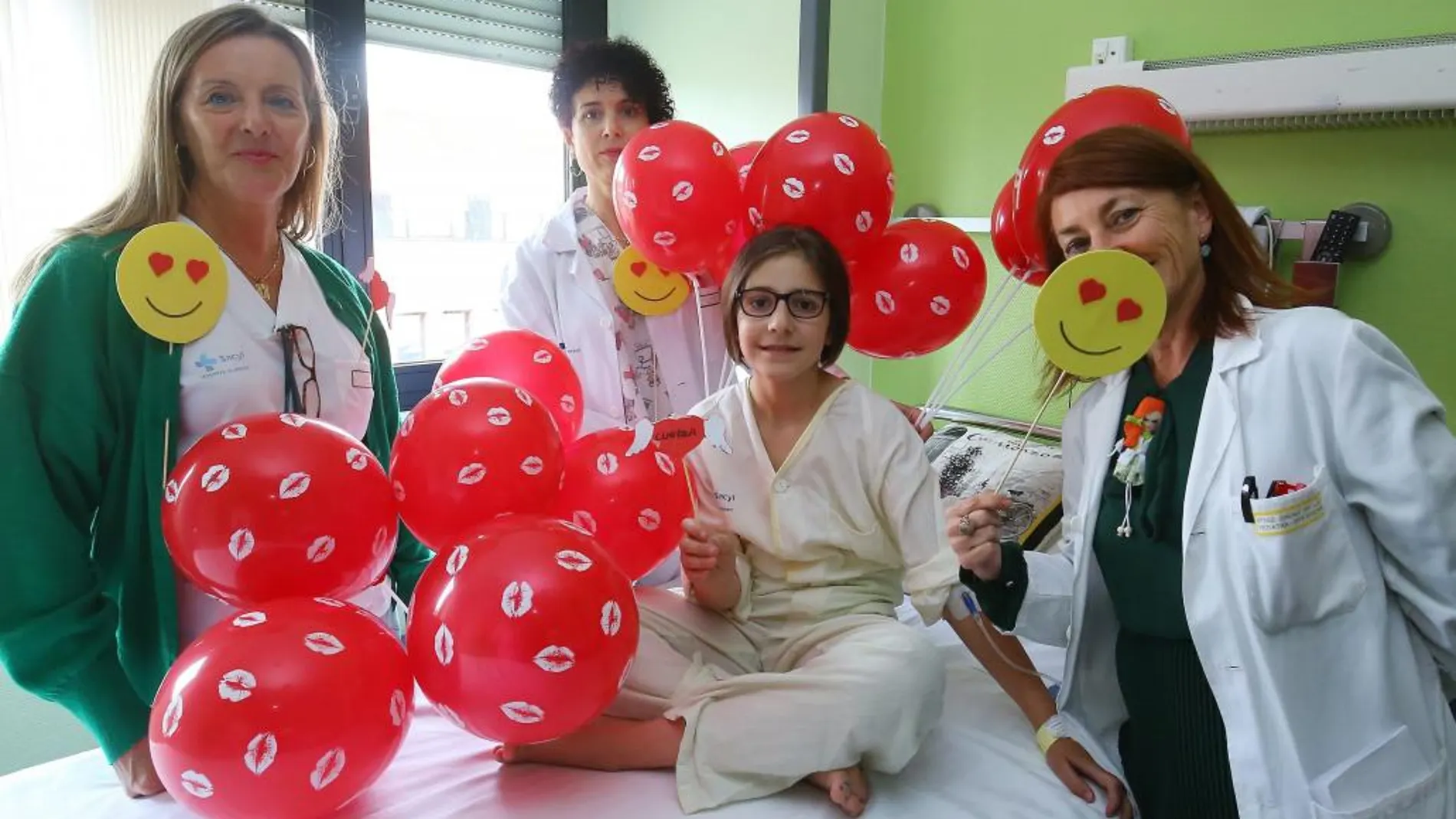 Profesionales de Pediatría en el Hospital del Bierzo durante la jornada de lanzamiento de besos el pasado mayo