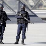 Agentes de policía montan guardia en los alrededores del museo Louvre en París (Francia).