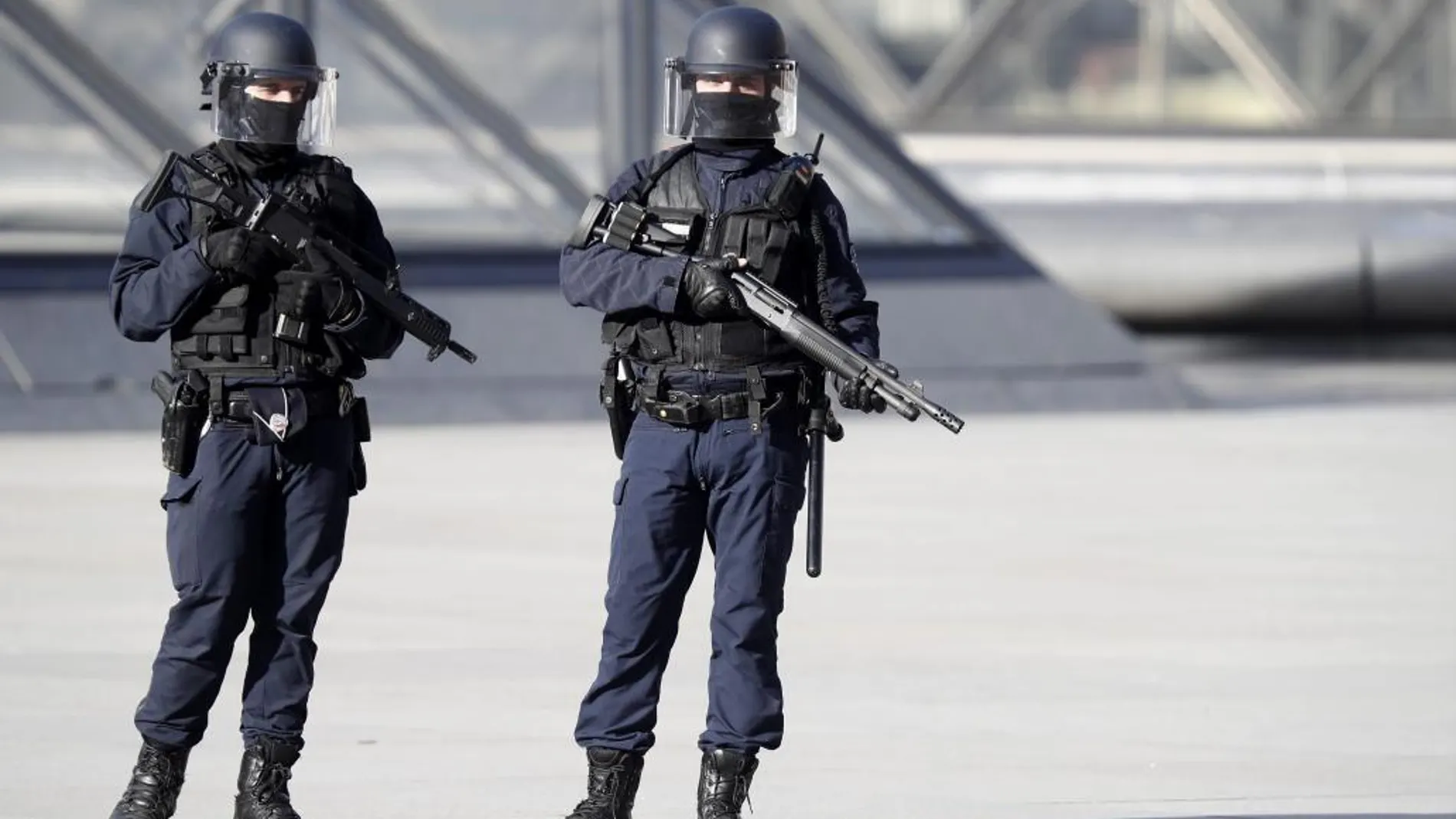Agentes de policía montan guardia en los alrededores del museo Louvre en París (Francia).