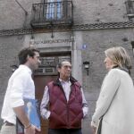 Parte de la familia Stuyck (Livinio con dos de sus hijos), ante la entrada de vivienda en la Real Fábrica de Tapices, en Atocha