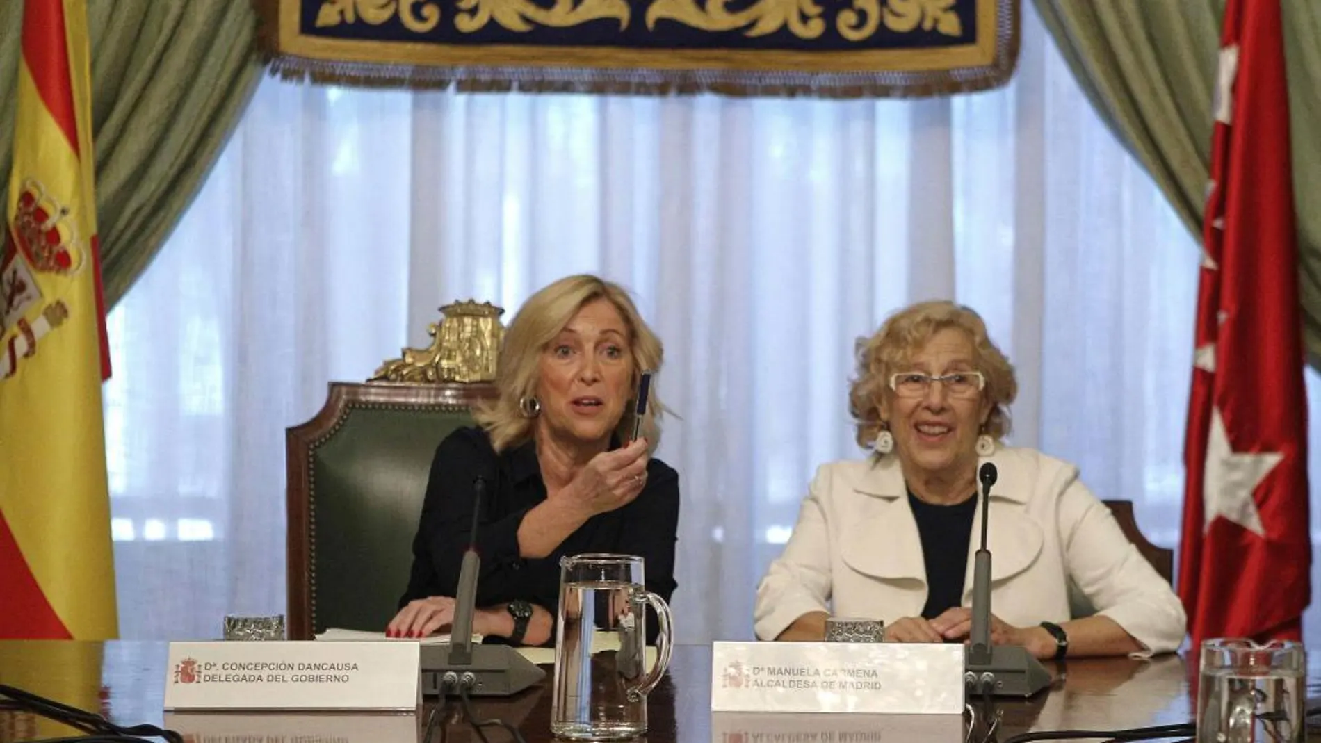 La delegada del Gobierno, Concepción Dancausa, junto a La alcaldesa de Madrid, Manuela Carmena.