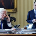 Donald Trump habla por teléfono con Vladimir Putin desde el despacho oval