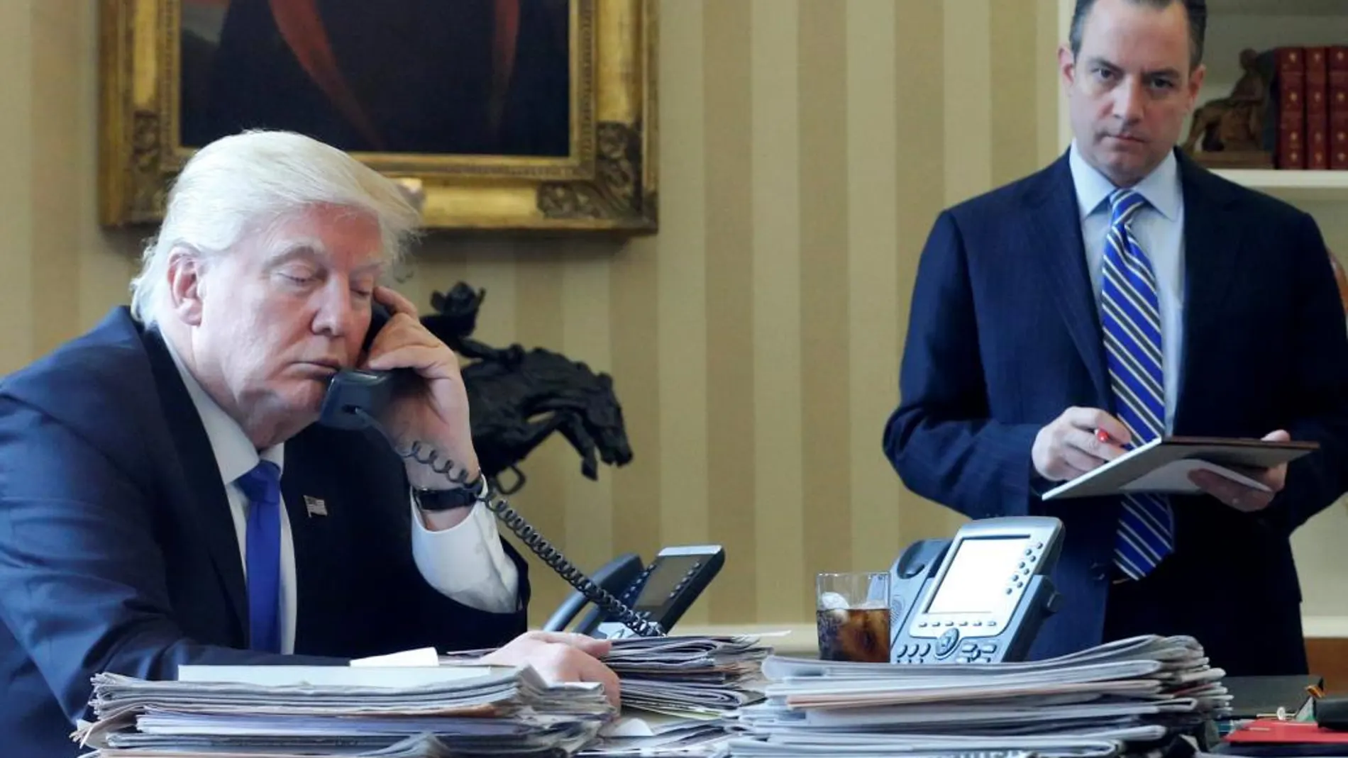 Donald Trump habla por teléfono con Vladimir Putin desde el despacho oval