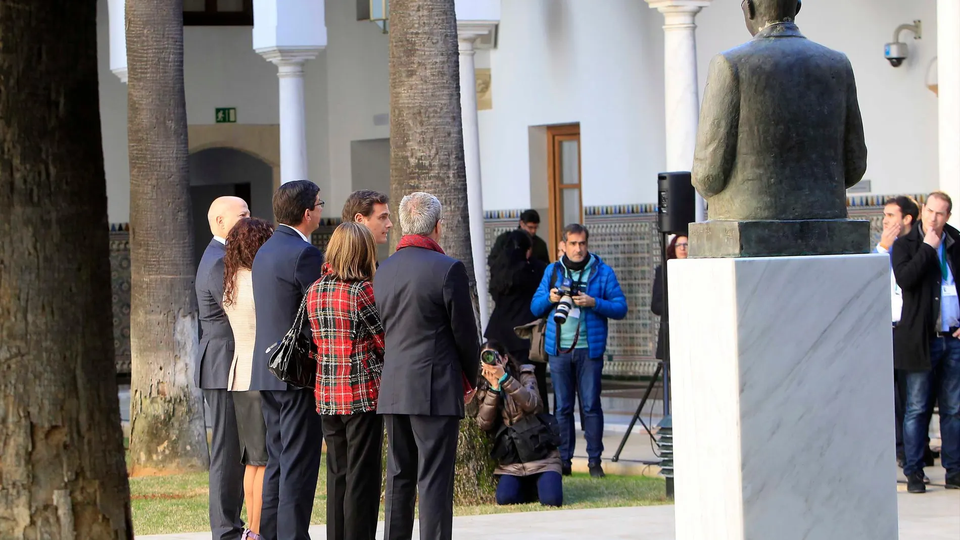 Albert Rivera, que hoy no podrá acudir a la toma de posesión, se fotografió ayer con los miembros del nuevo Ejecutivo / Foto: Manuel Olmedo