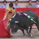 Morante de la Puebla torea con la derecha al primer toro de ayer en Aguascalientes