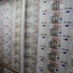 España capta 4.303 millones y baja el interés pese al contexto político
