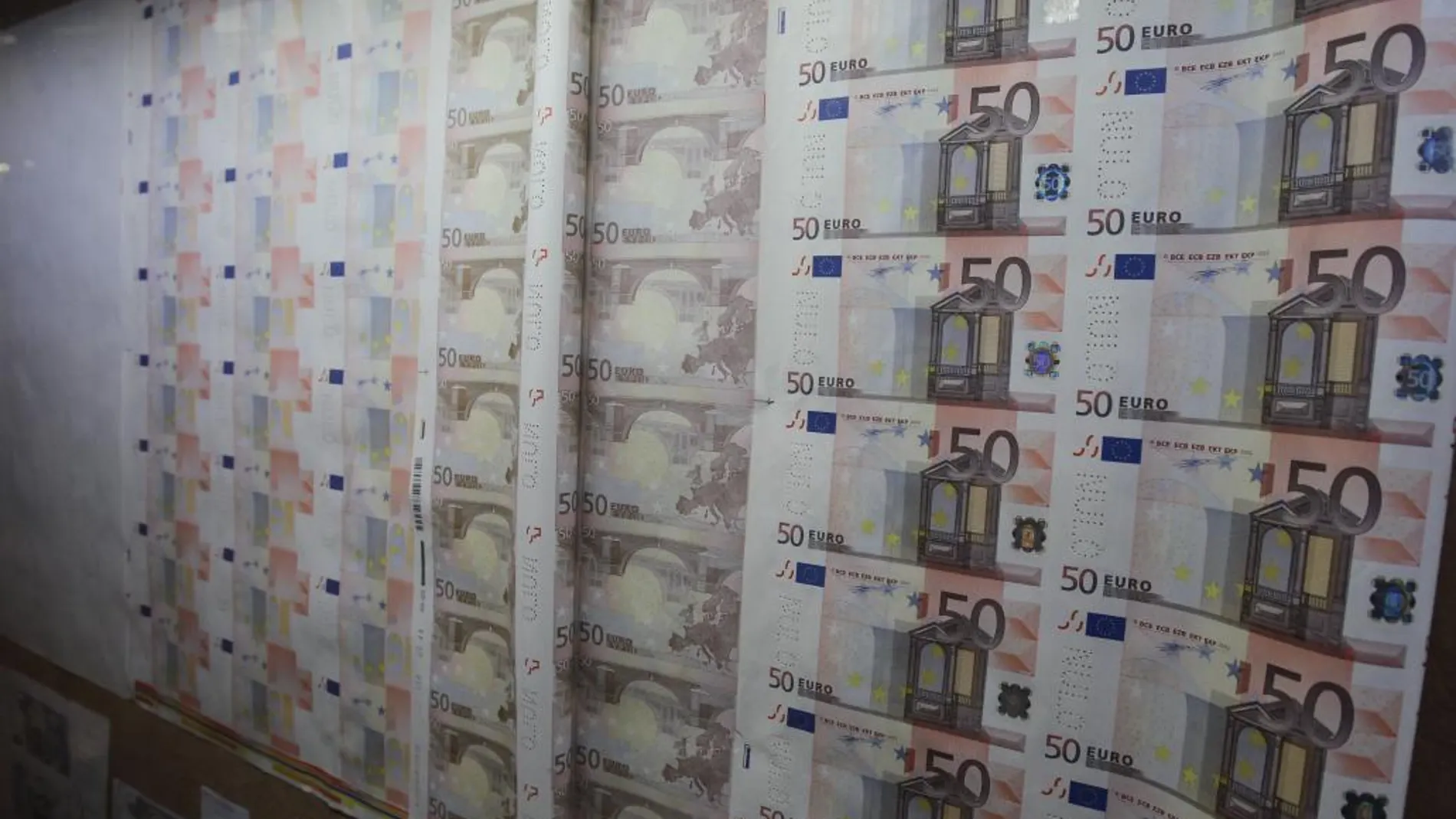 España capta 4.303 millones y baja el interés pese al contexto político