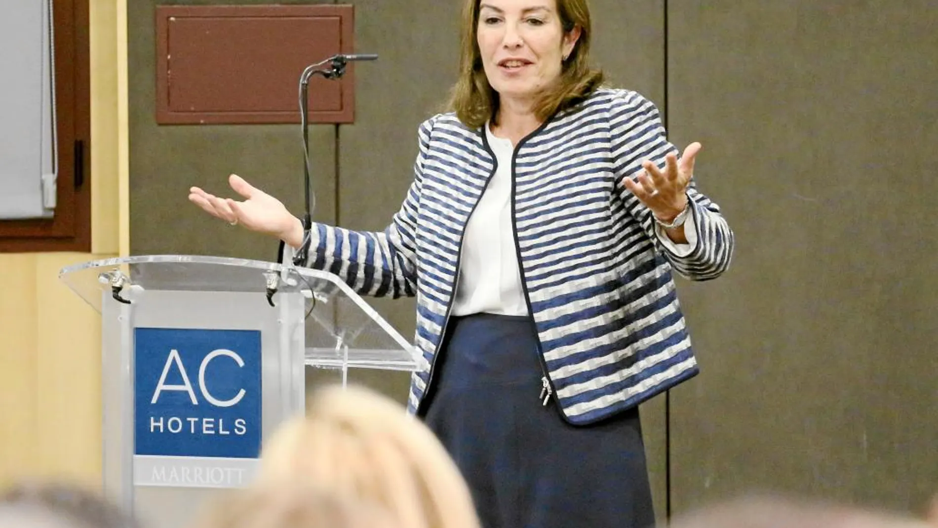 Reyes Calderón durante su conferencia en el Foro de la Fundación Schola