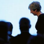 La «premier» Theresa May baja del escenario tras participar en una cena benéfica en Londres, el pasado lunes