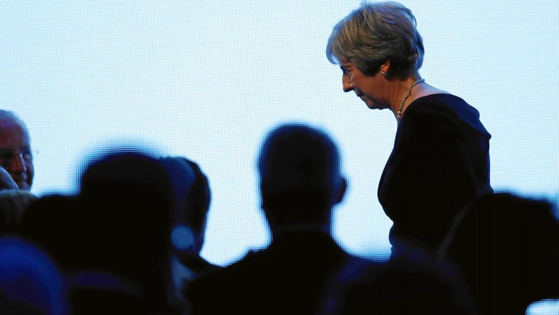 La «premier» Theresa May baja del escenario tras participar en una cena benéfica en Londres, el pasado lunes