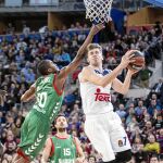 Luka Doncic entra a canasta en el partido ante el Baskonia