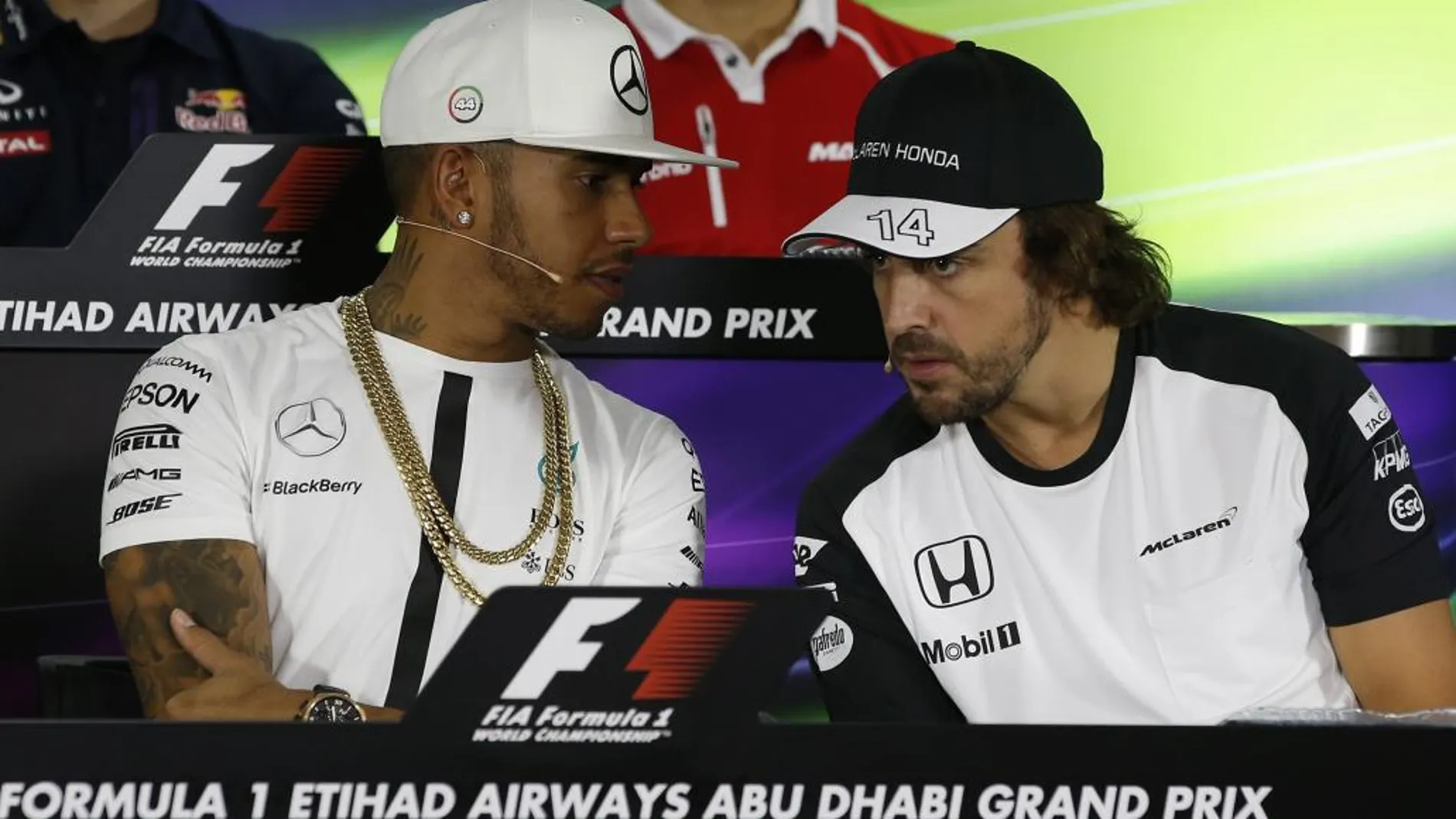 Lewis Hamilton habla con Fernando Alonso durante la rueda de prensa en el circuito de Yas Marina en Dubai