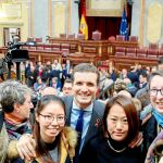 El líder del PP, Pablo Casado, con un grupo de personas que ayer visitó el Congreso en una de sus jornadas de puertas abiertas / Efe