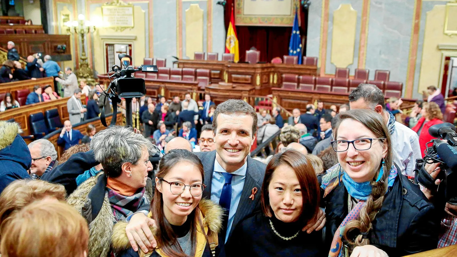 El líder del PP, Pablo Casado, con un grupo de personas que ayer visitó el Congreso en una de sus jornadas de puertas abiertas / Efe