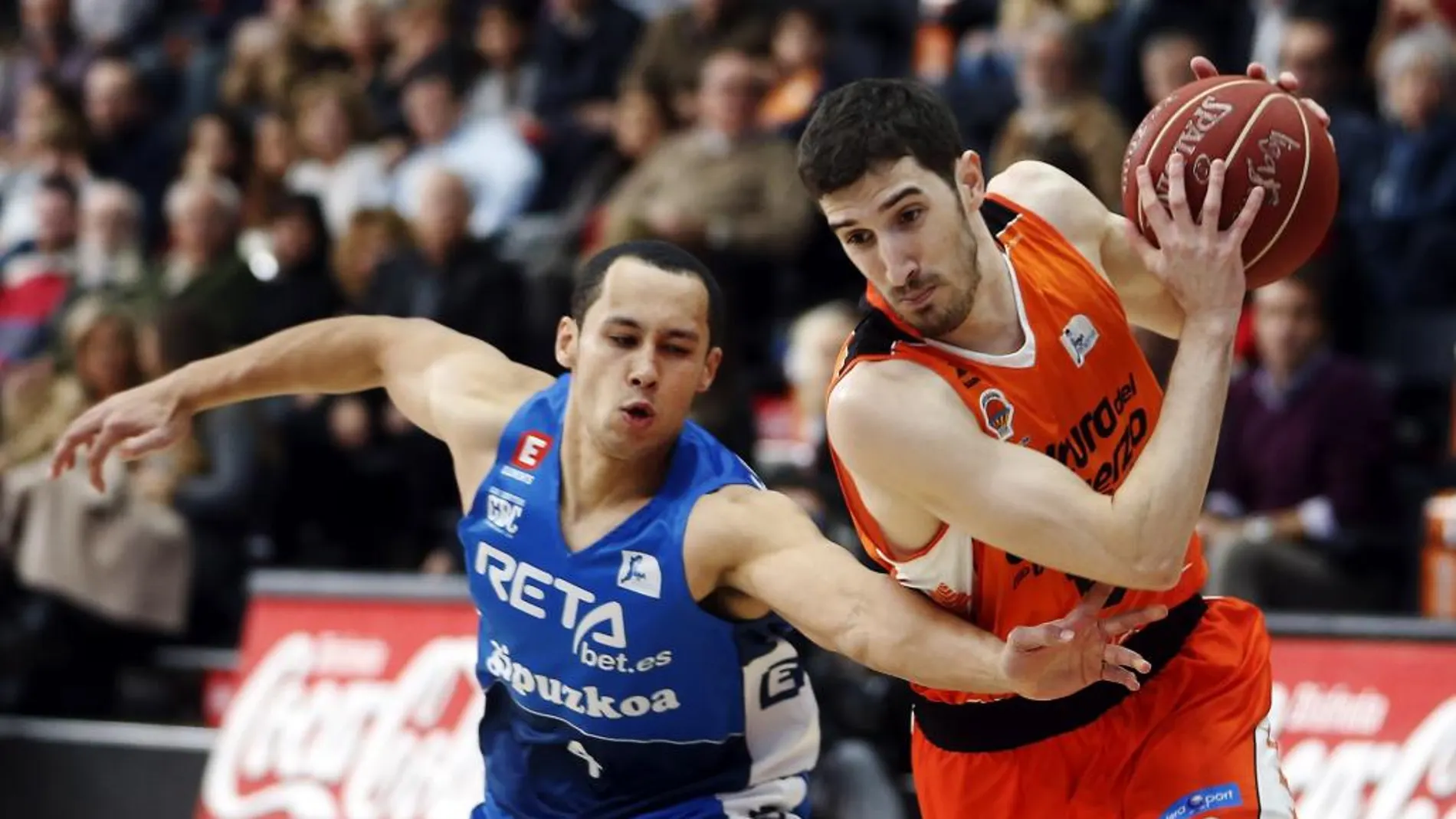 El base del Valencia Basket, Guillem Vives (d), trata de pasar al base británico del RETAbet.es Gipuzkoa Basket Club, Andrew Lawrence, durante el partido