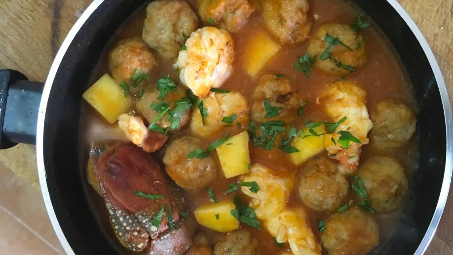 Albóndigas de carne con langosta y mango