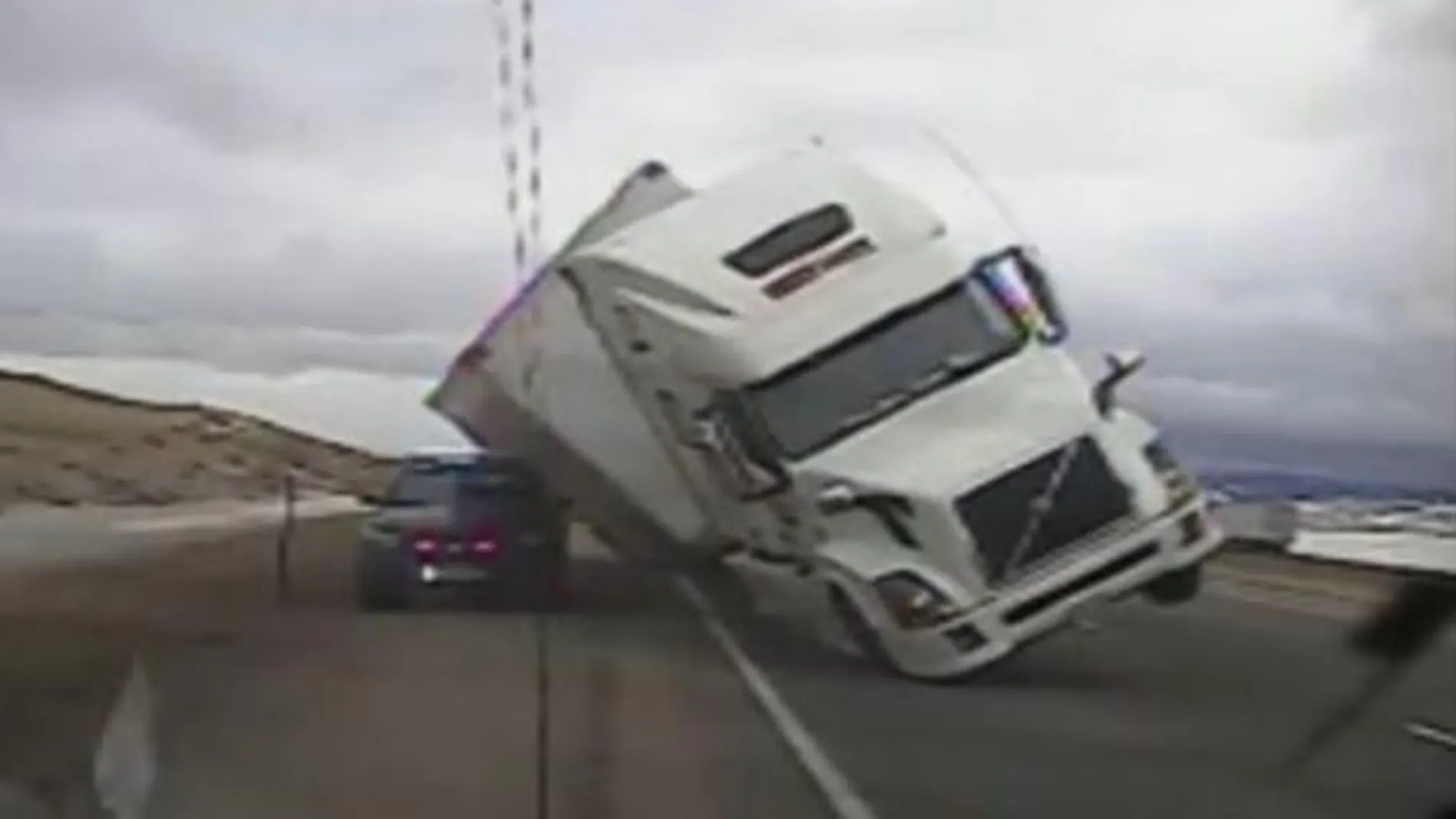 Momento en el que el tráiler cae sobre el vehículo policial