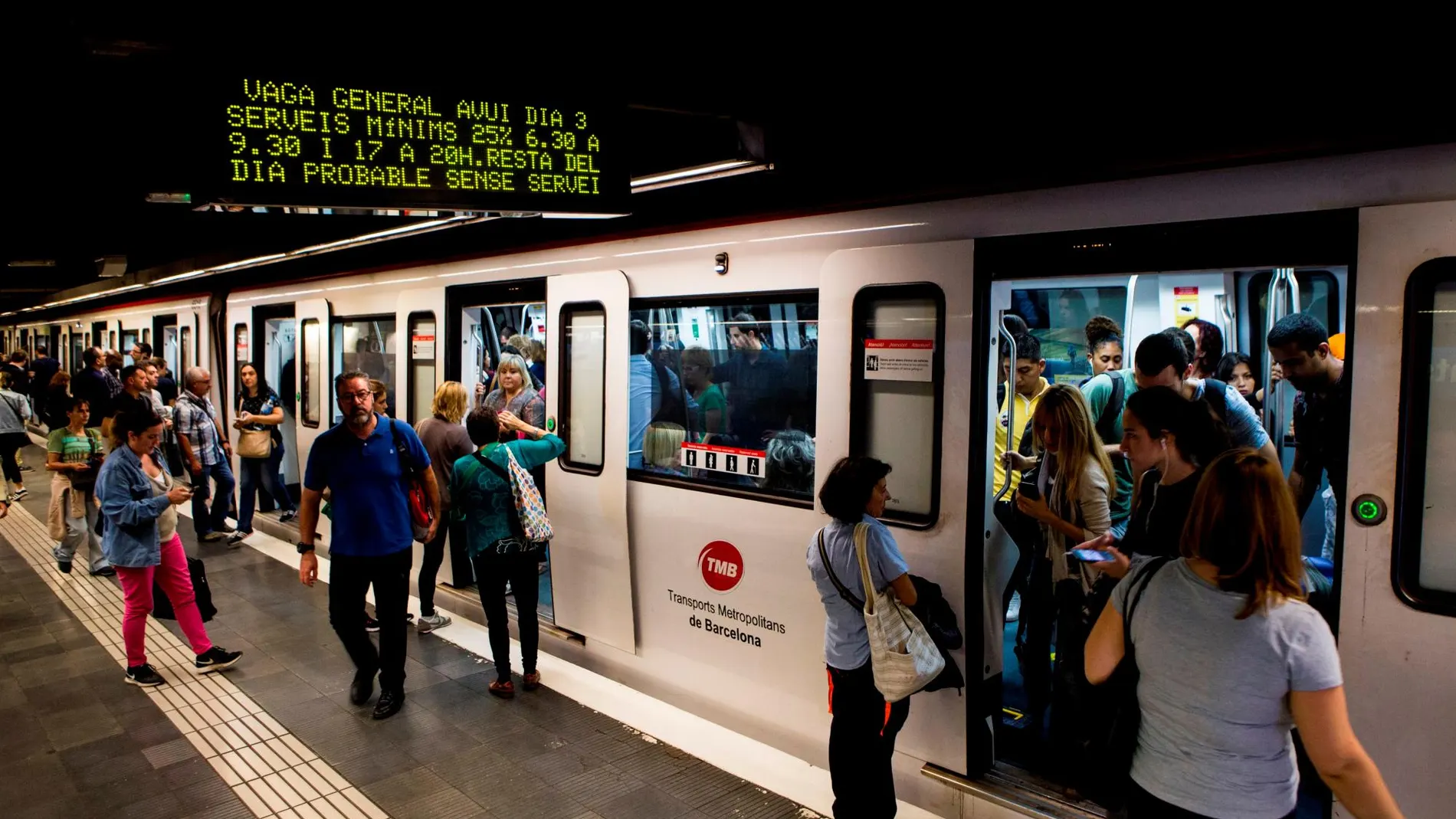 Un convoy del metro de Barcelona en la estación de Sants durante una huelga. EFE/Quique García
