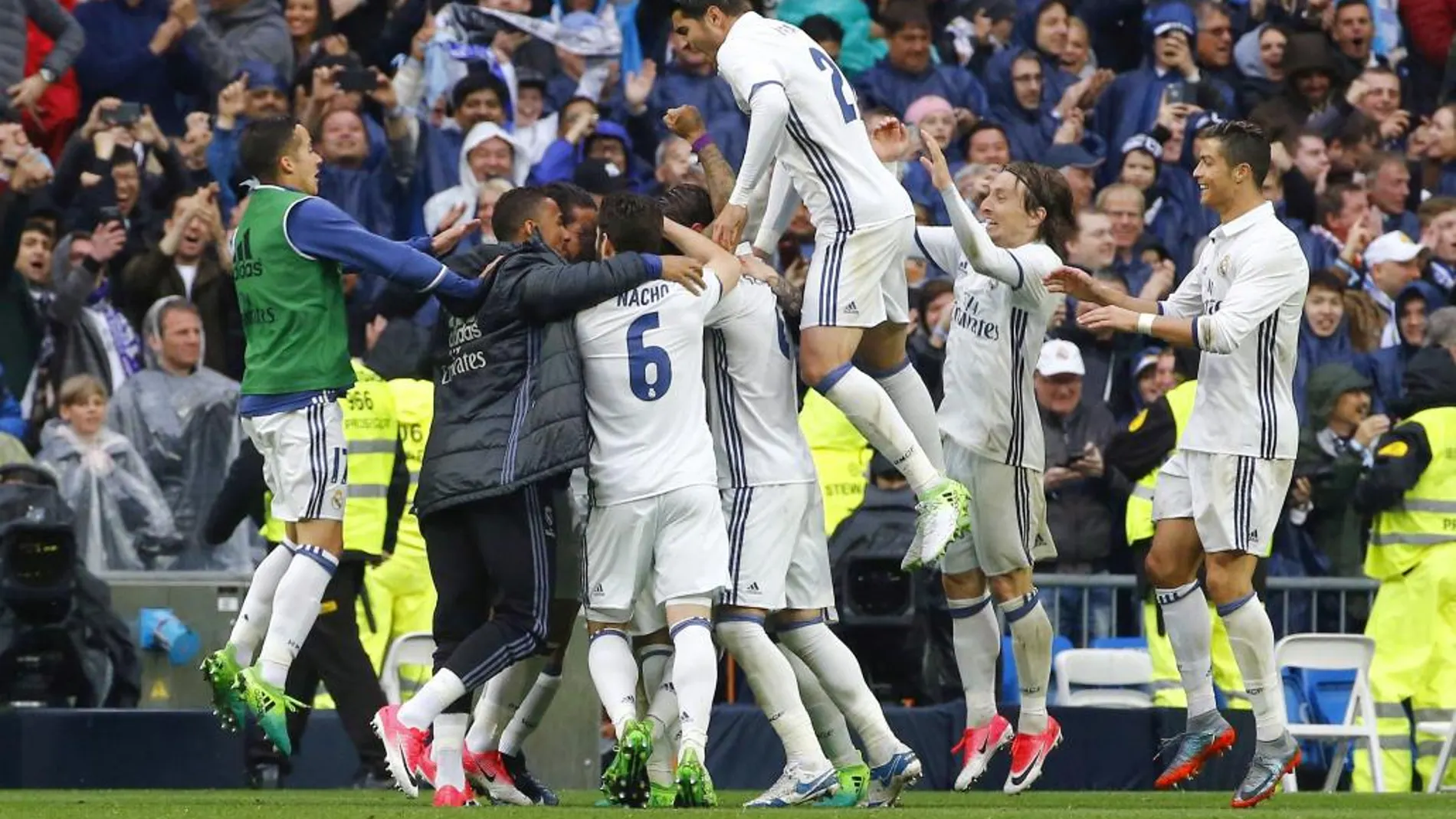 Los jugadores del Real Madrid celebran el gol marcado por Marcelo, el segundo del conjunto blanco, ante el Valencia.