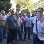 Un grupo de personas se manifiesta a las puertas de los juzgados